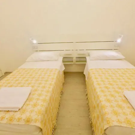 Central Savona לינה וארוחת בוקר סאבונה