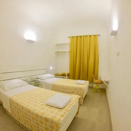 לינה וארוחת בוקר Central Savona 3*