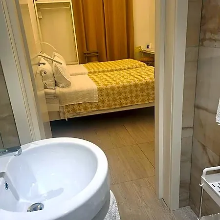فندق مبيت وإفطار Central Savona 3*